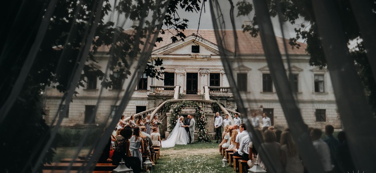 Vestuvių ceremonija dvaro kieme