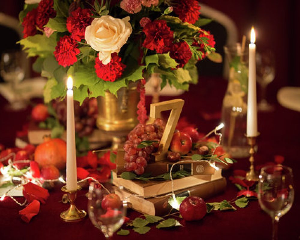 Raudonai auksinių motyvų vestuvių dekoras