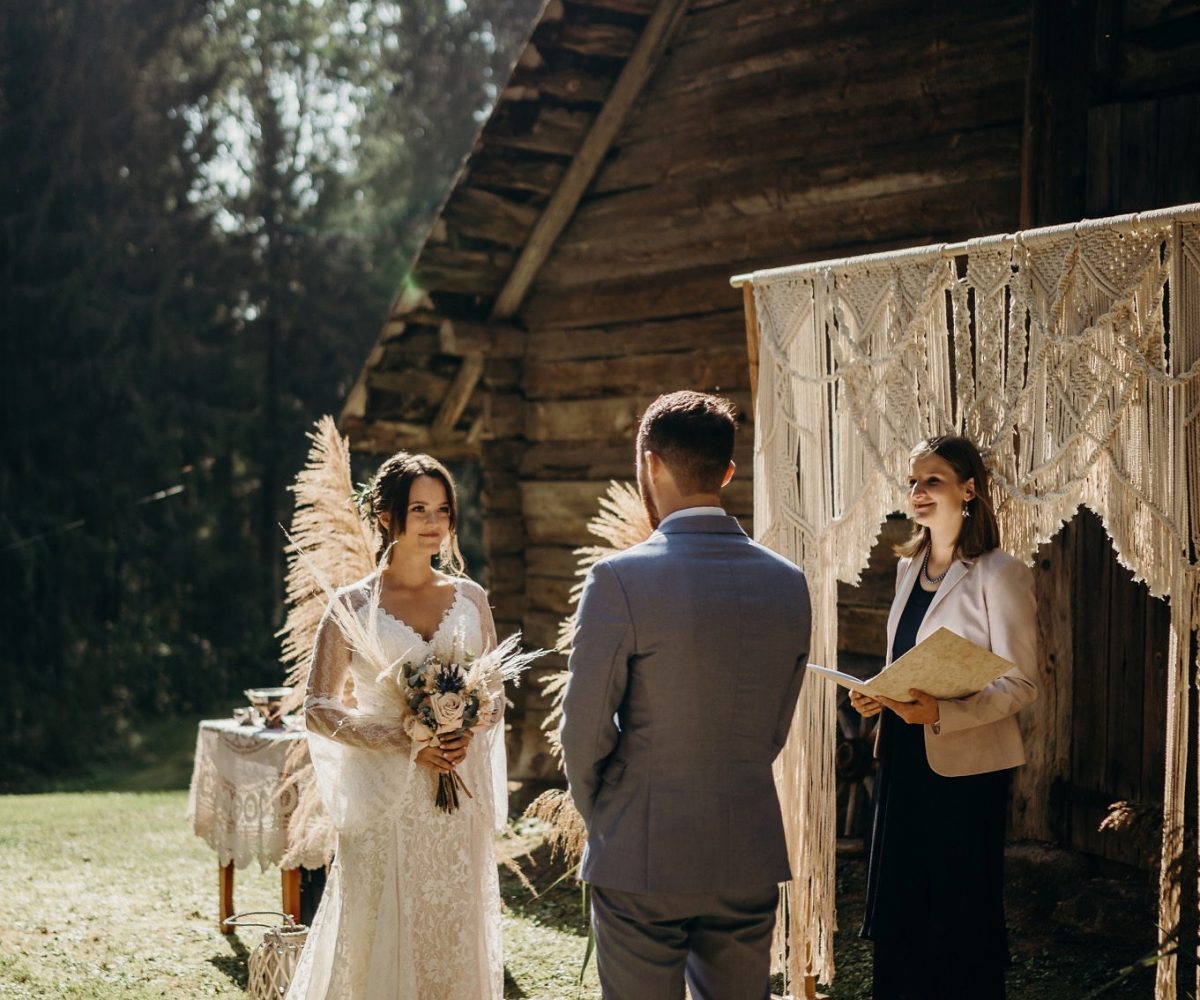 Vestuvių ceremonija prie boho arkos