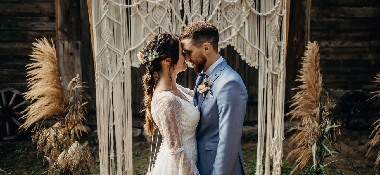 Vestuvių ceremonija su makrame boho arka